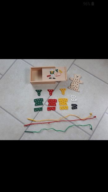 Jeu d'enfilage en bois en forme de nounours à habiller