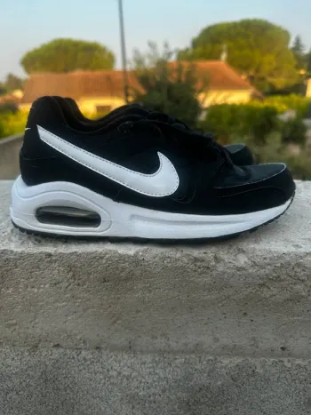 Nike Air Max noires et blanches – Pointure 36