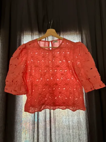 Blouse corail ajourée avec manches bouffantes