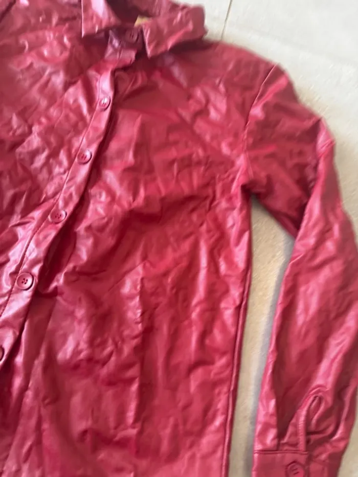 Veste chemise Garçonne rouge, taille S, bon état mais il y a une tâche - photo numéro 2