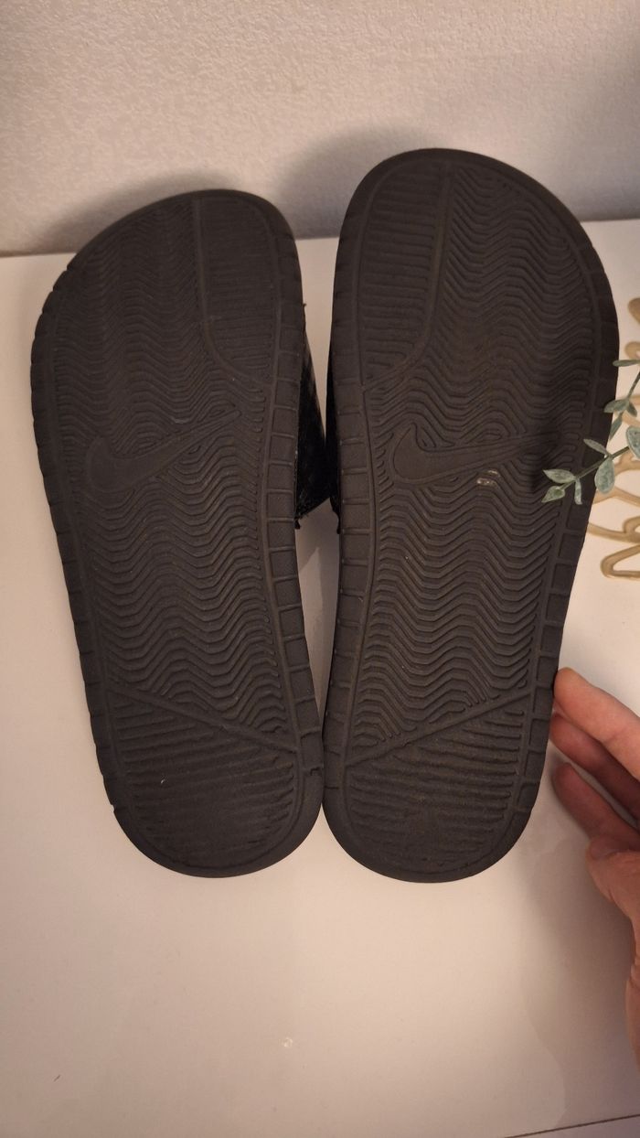 Claquettes Nike Benassi blanche et noire - photo numéro 4