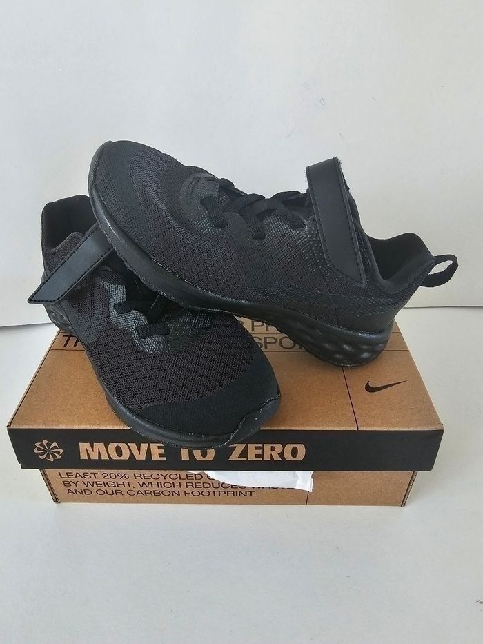 Basket Nike noir pointure 28 neuves