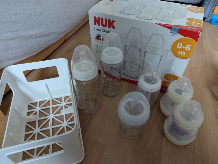 Lot articles puériculture biberons en verres, en plastique, cuillères etc. - photo numéro 10