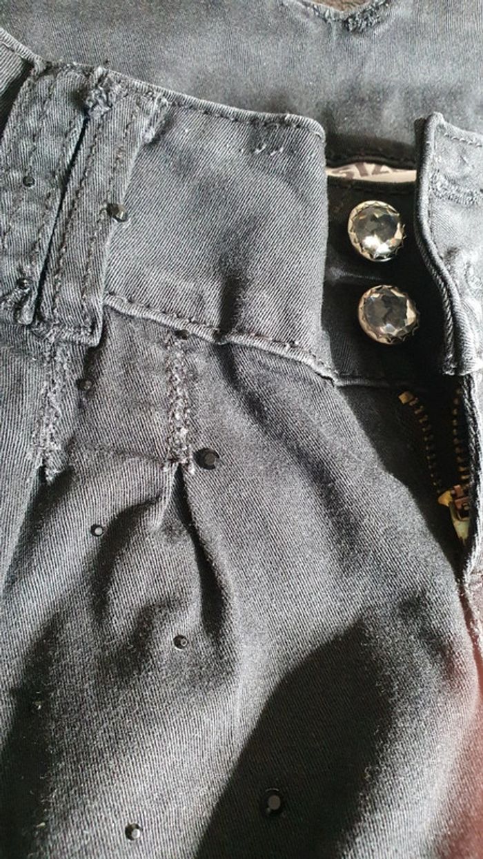 Short en jean a strass taille 38 mais taille plutôt 36 en très bon état - photo numéro 2