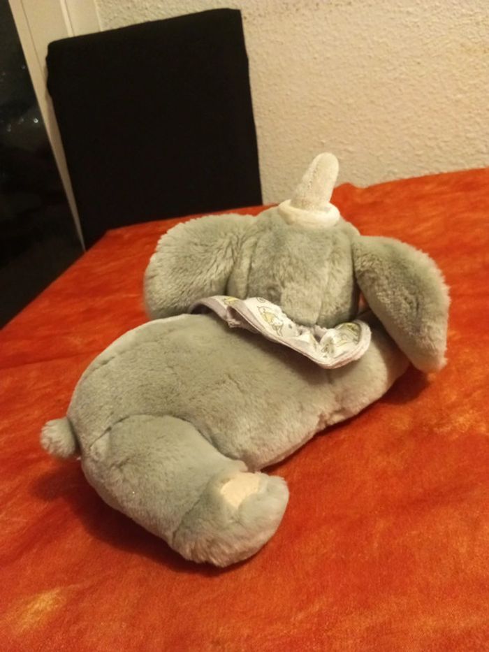 Éléphant gris couché Dumbo de Disney - photo numéro 4