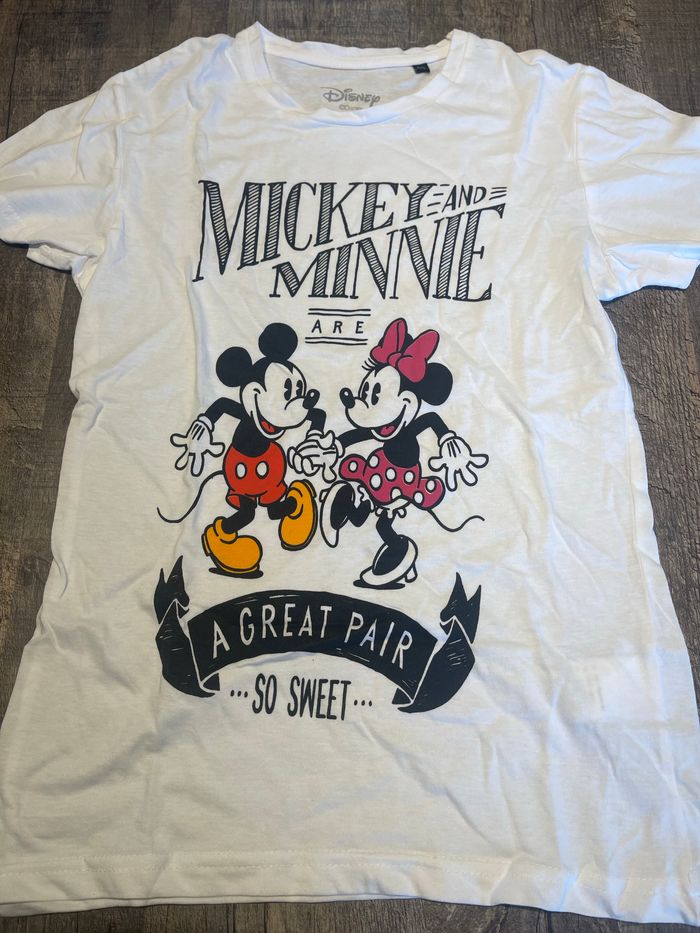 T-shirt Mickey & Minnie T.1 neuf (jamais lavé ni porté).