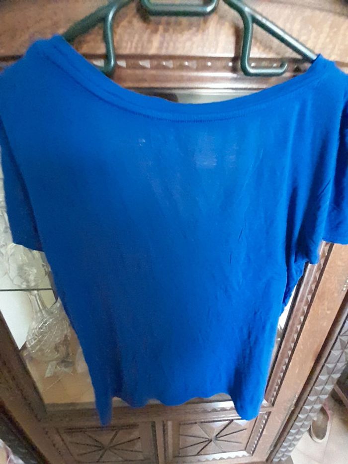 Tee shirt bleu foncé col en v - photo numéro 2