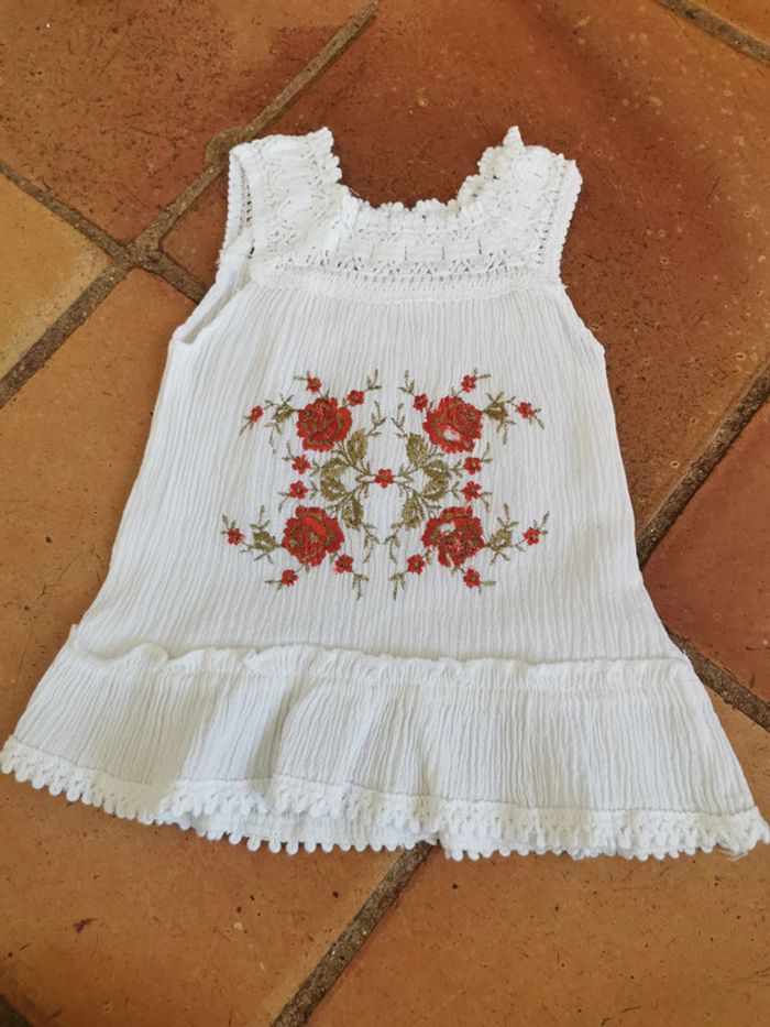 Robe blanche brodée de fleurs rouges