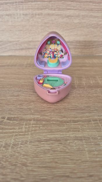 Polly pocket bluebird 1991
Dans l'état. 
Décoloré et fermoir cassé