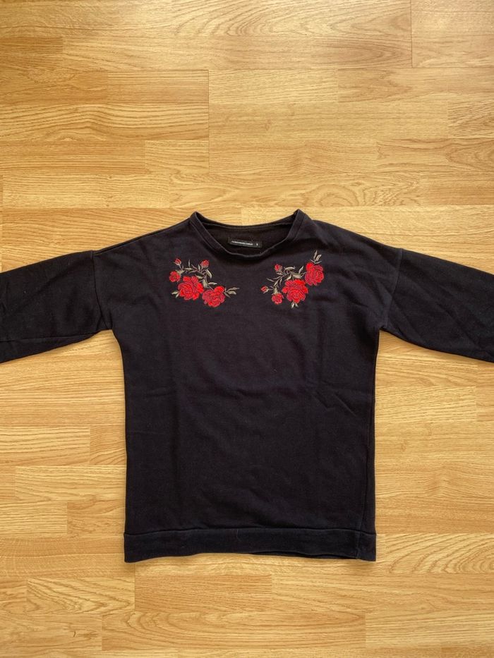 Sweat noir avec roses fashion private company taille s - photo numéro 5