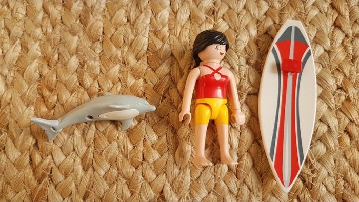 Surfeuse et un bébé dauphin 
Playmobil
Excellent état 
Complet - photo numéro 2