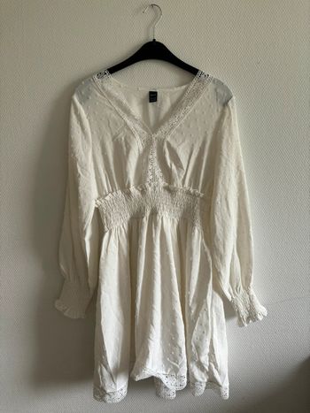 Robe blanche à pois blanc