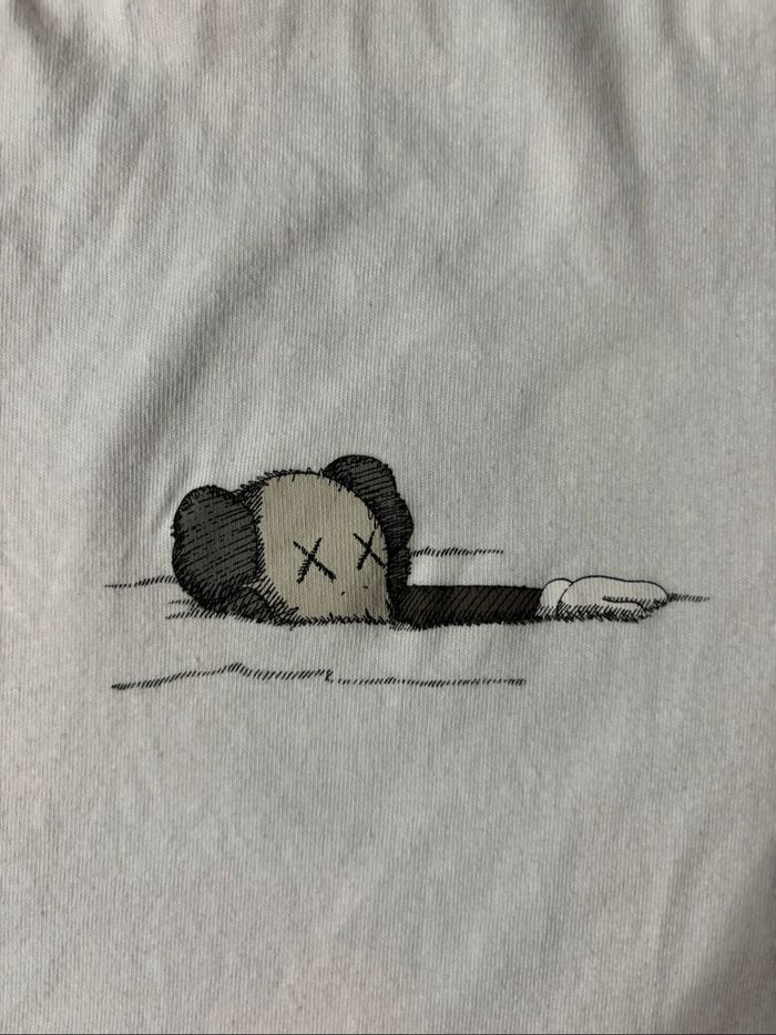T shirt blanc Kaws X Uniqlo - photo numéro 4