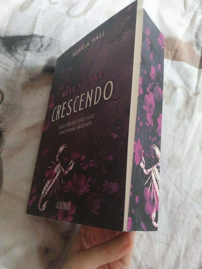 Roman Crescendo Hell's Lake Alyxia Fall Adonia collector avec jaspage