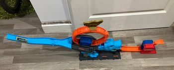 Circuit hot wheels city attaque dinosaure
