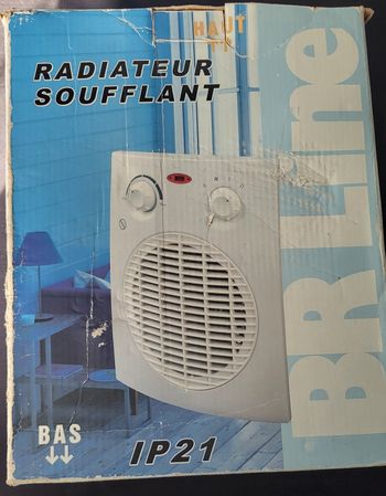 Chauffage- Radiateur ou ventilateur d'appoint attention bien lire l'annonce svp, 
✋️il fonctionne parfaitement par contre prévoir un nettoyage de l'interieur.💪
Prix : 10 euros
Envoi possible ou remise en main propre à Rueil-Malmaison (place