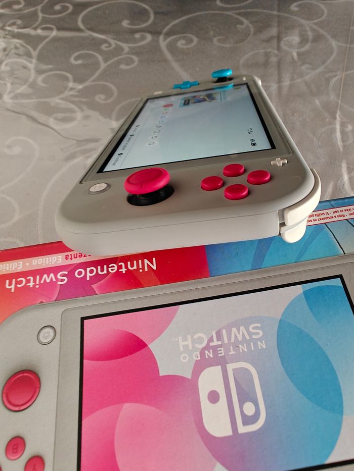 Nintendo Switch lite édition limitée pokemon + jeu pokémon épée - photo numéro 3
