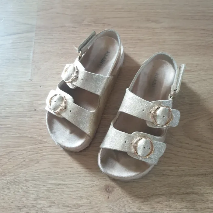 🩷 Sandales brillantes avec boucles
Pointure 27 Kiabi #emyfleury_pointure27fille - photo numéro 7