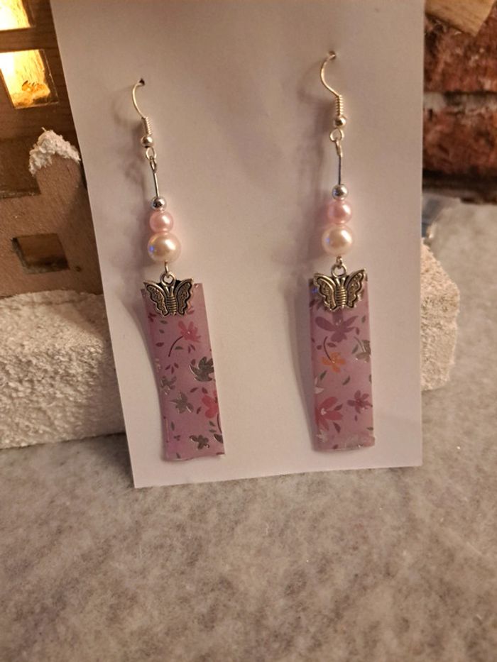 Boucles d'oreilles pendante en résine rose et argenté - photo numéro 4