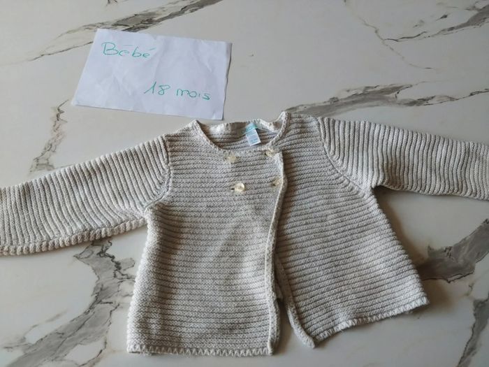 Gilet gris clair obaibi t 18 mois