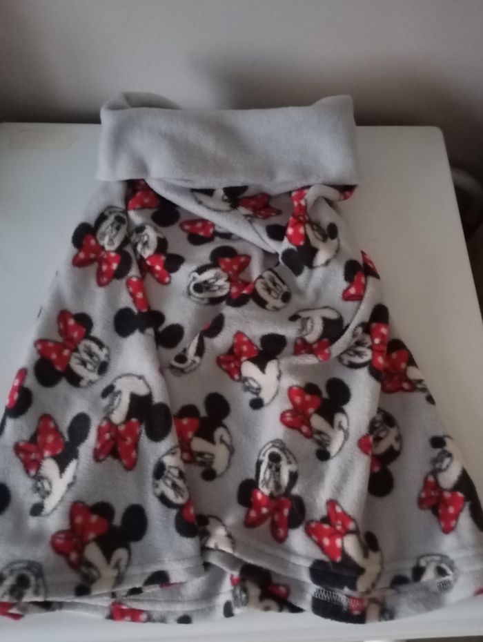 Cape châle . 6 ans . Polyester . Disney Minnie Mouse. Gris clair rouge noir blanc. État neuf . - photo numéro 4