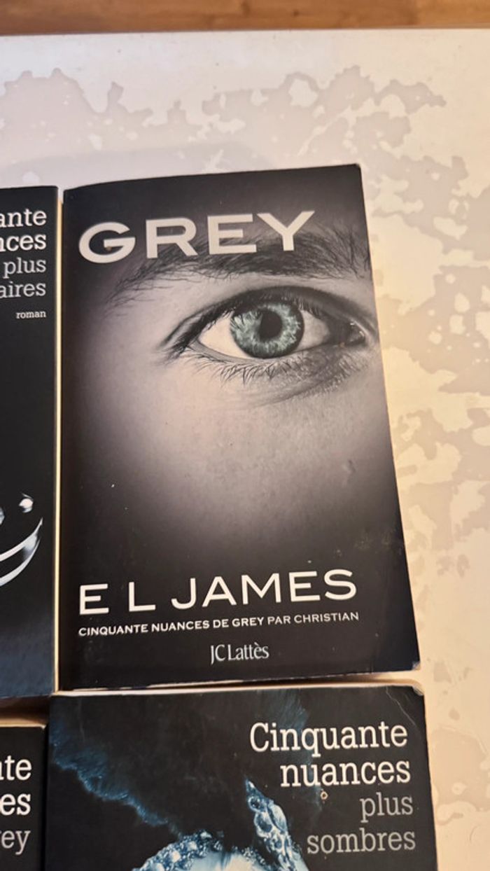 Lot de 4 livres Cinquante nuances de E. L. James  Trilogie complète + “Grey” - photo numéro 9