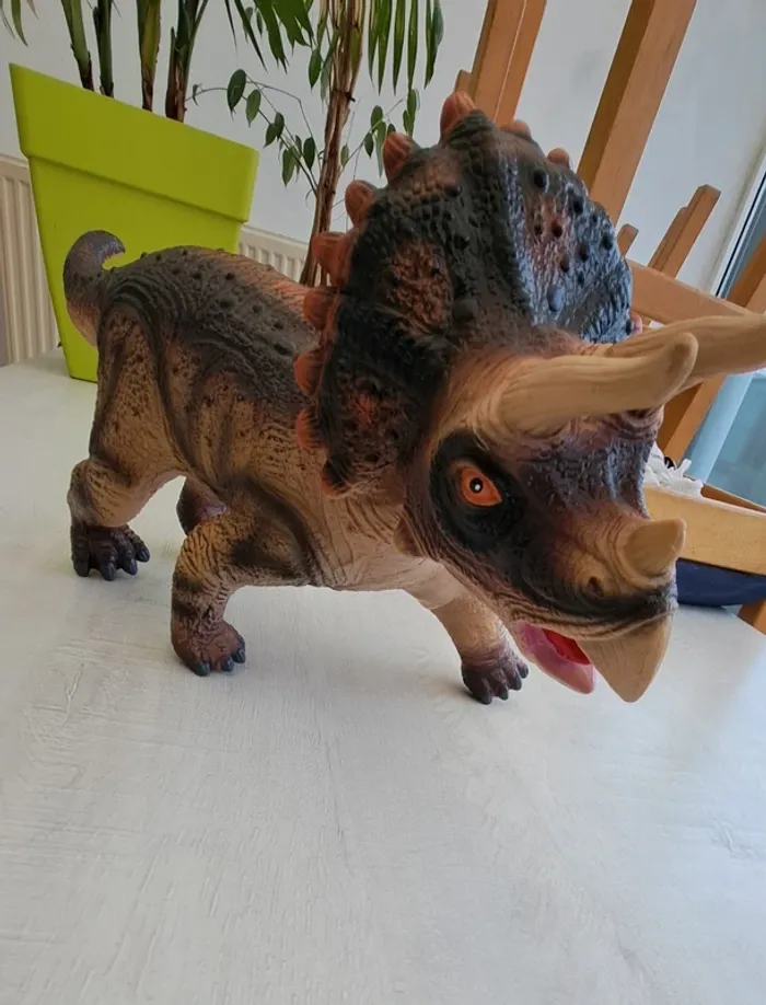 Jouet grand dinosaure - figurine - triceratops - photo numéro 4