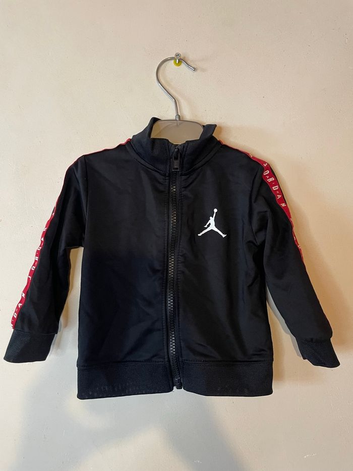 Veste bébé Jordan ❤️🖤 12 mois – Noire & bandes rouges - photo numéro 1