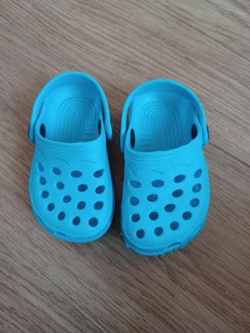 Chaussures type crocs taille 19