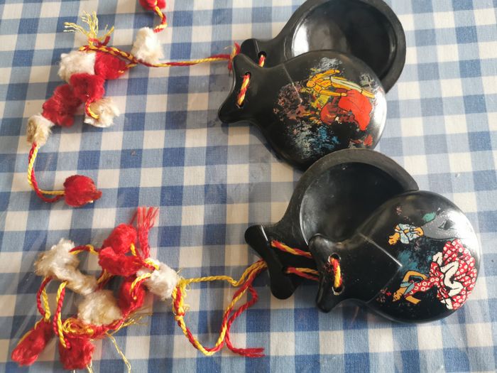 Castagnettes noires avec les pompons