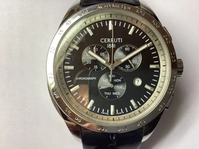 Montre Chrono Cerruti. Pile neuve.