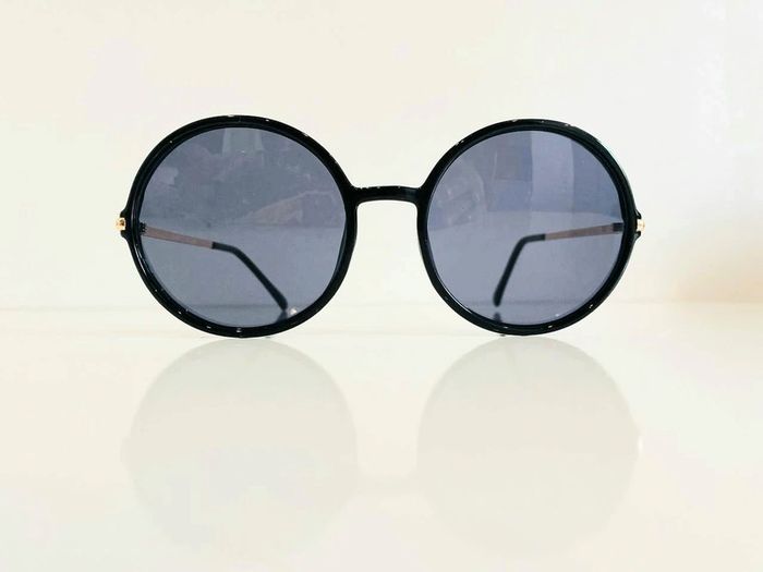Lunette de soleil femme ronde noire bras dorés uvprotection catégorie 3 - photo numéro 2