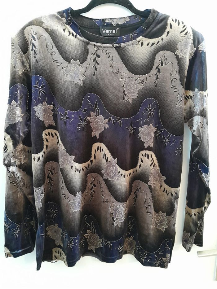 Haut femme,imprimé fleurs, (tons noir, violet, crème, doré) taille TU, Marque Vernal