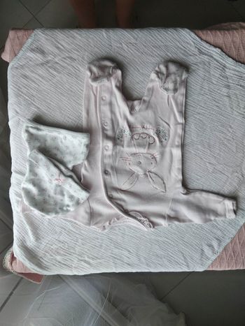 Pyjama  1 mois et 2 bonnet assortis - fille