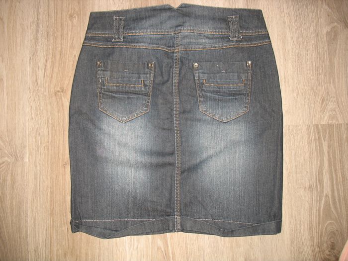 JUPE COURTE EN JEAN BLEU FONCÉ DÉLAVÉ "CACHE CACHE" - TAILLE 40 - n°05 - photo numéro 5
