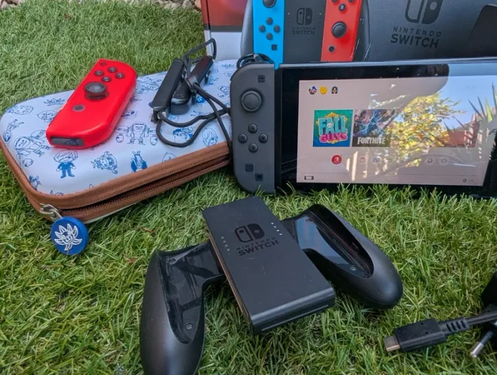 Console Nintendo Switch manettes carte SD pochette ect.. - photo numéro 11