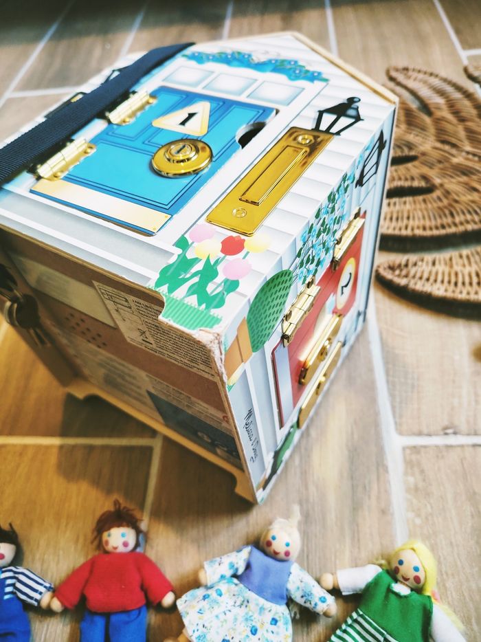 🏠Maison multi activités sonore avec serrures/verrous en bois et poupées marque Melissa & Doug - photo numéro 8