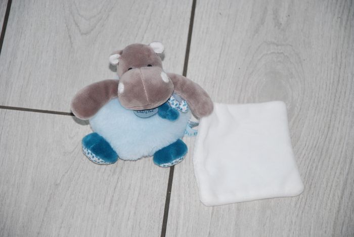 Doudou Peluche boule Baby Nat Hippopotame Bazile Mouchoir Blanc Bleu Feuille