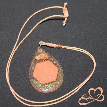 Pendentif en résine avec une mosaïque hexagonale!!