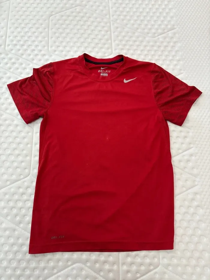 T-shirt de sport pour homme Nike taille S avec défaut bordeaux