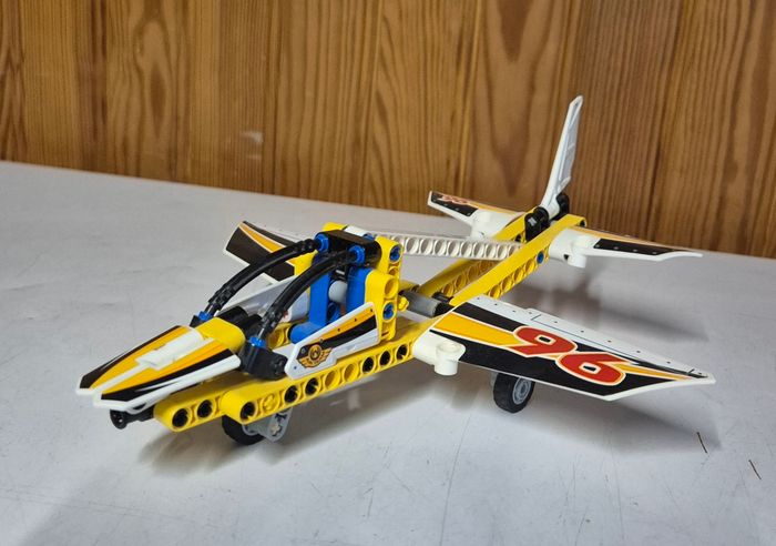 Lego technic 42044 l'avion de chasse acrobatique