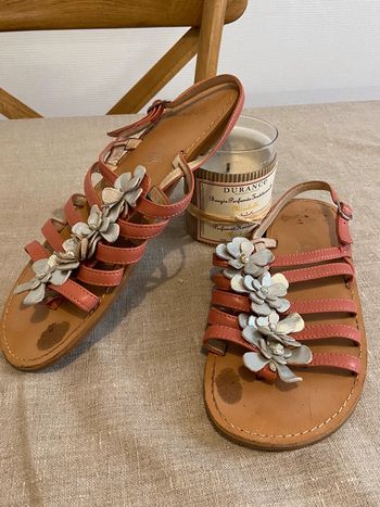 Sandales style spartiates rose avec fleurs argent taille 39