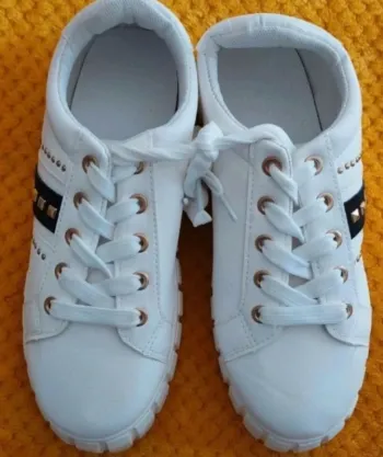 Baskets blanches classiques neuves, taille 36