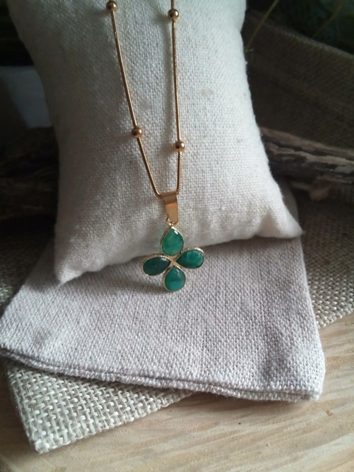 Collier pendentif en pierres naturelles d'émeraude