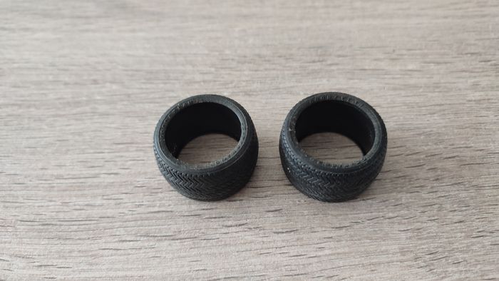 Lot x2 pneus arrière Goodyear pièce détachée miniature Burago Bburago Ferrari F50 1995 1/18 1/18e 1/
