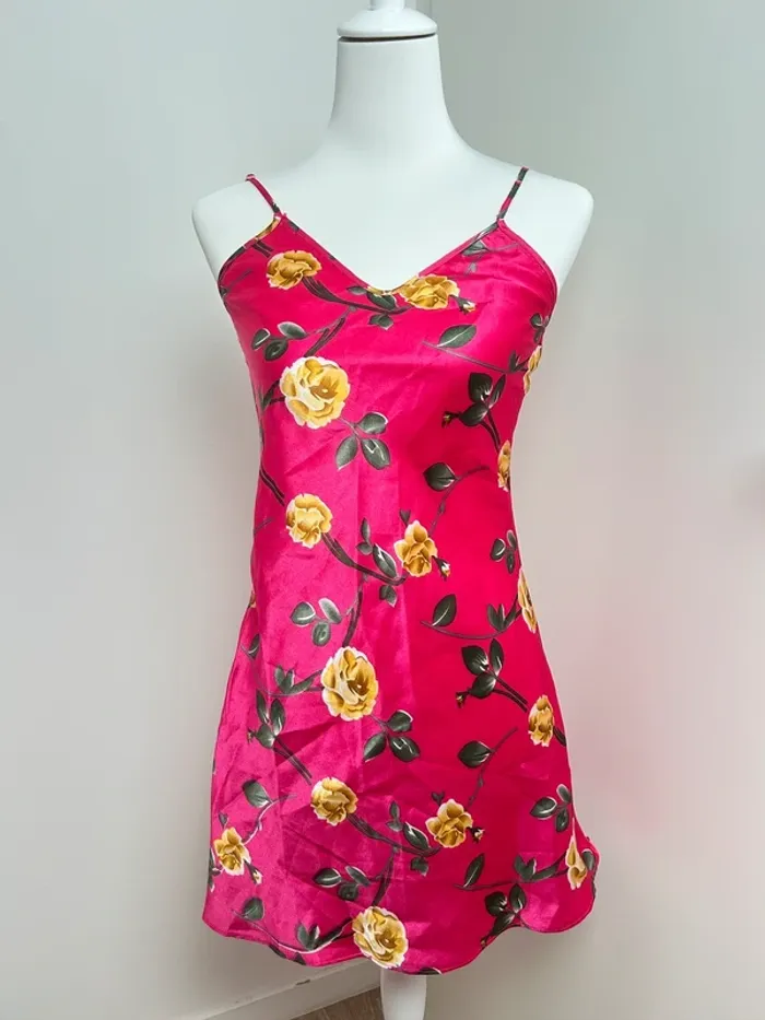 robe satin fuchsia à fleurs jaunes taille S