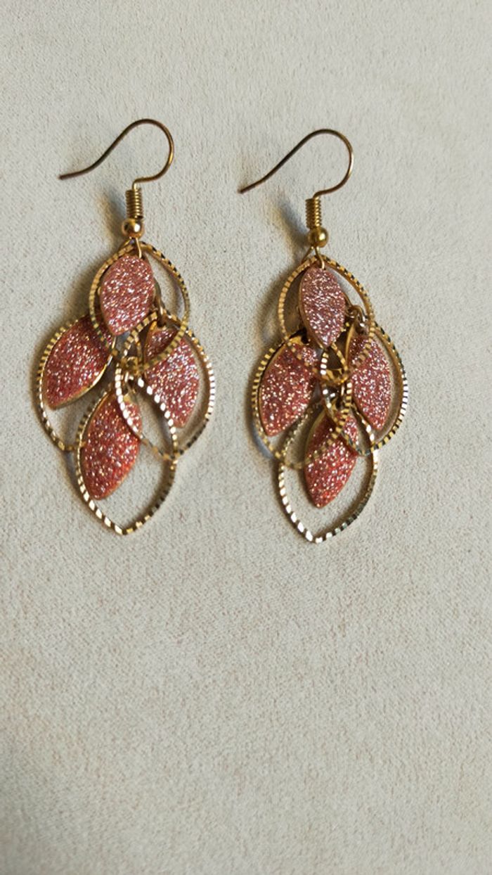 Boucles d’oreilles dorées pendantes avec paillettes rose gold - photo numéro 2