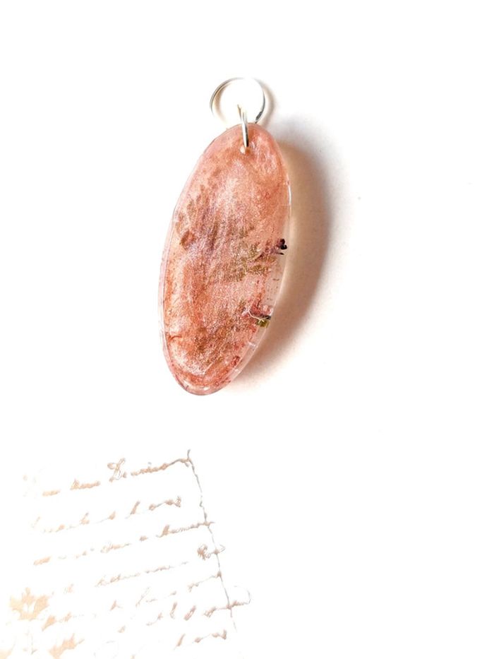 Magnifique pendentif en résine rose nacré - photo numéro 4