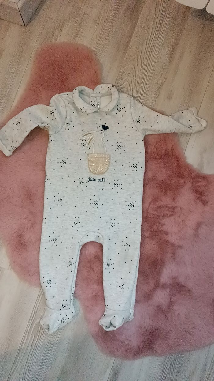 Lot 9 mois bodie et pyjama