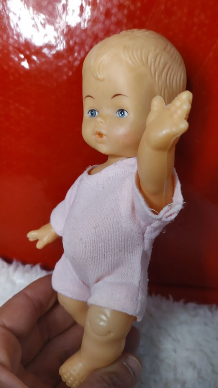 Adorable mini poupon en plastique - photo numéro 2